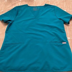 Figs three pocket top.